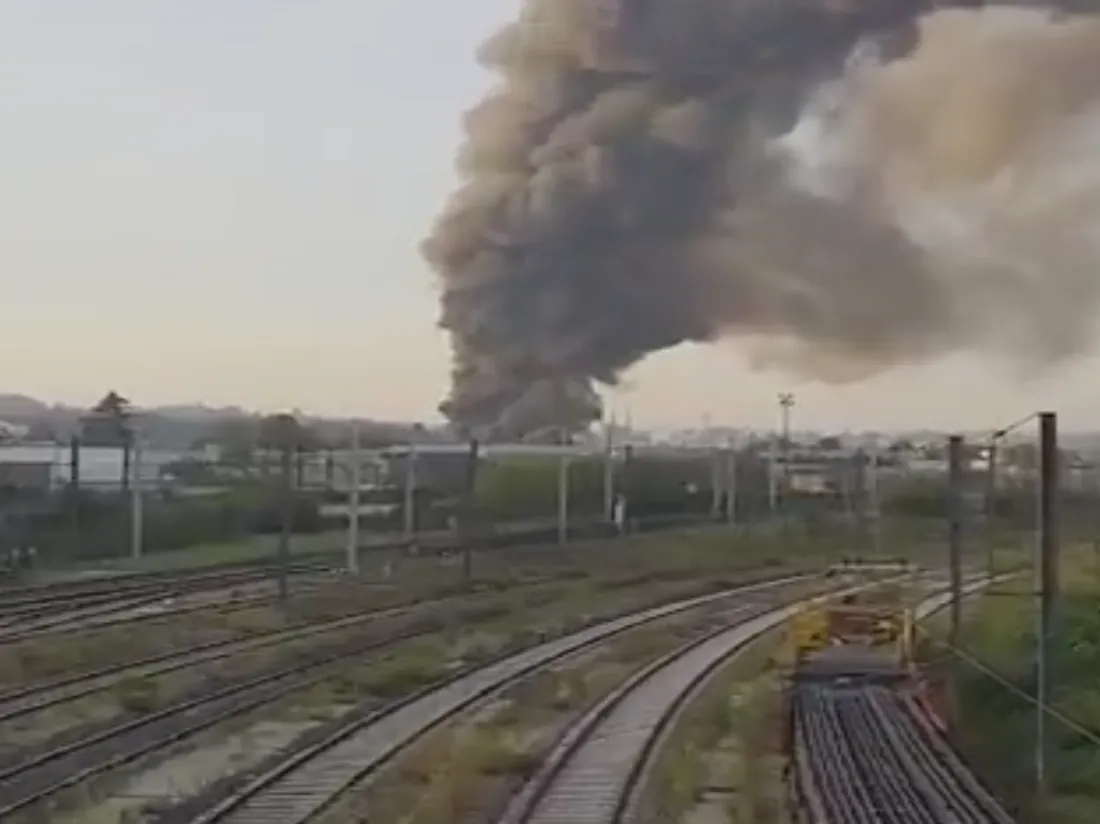 L’entrepôt en flamme s’effondre : les pompiers sont mobilisés à Sucy-en-Brie